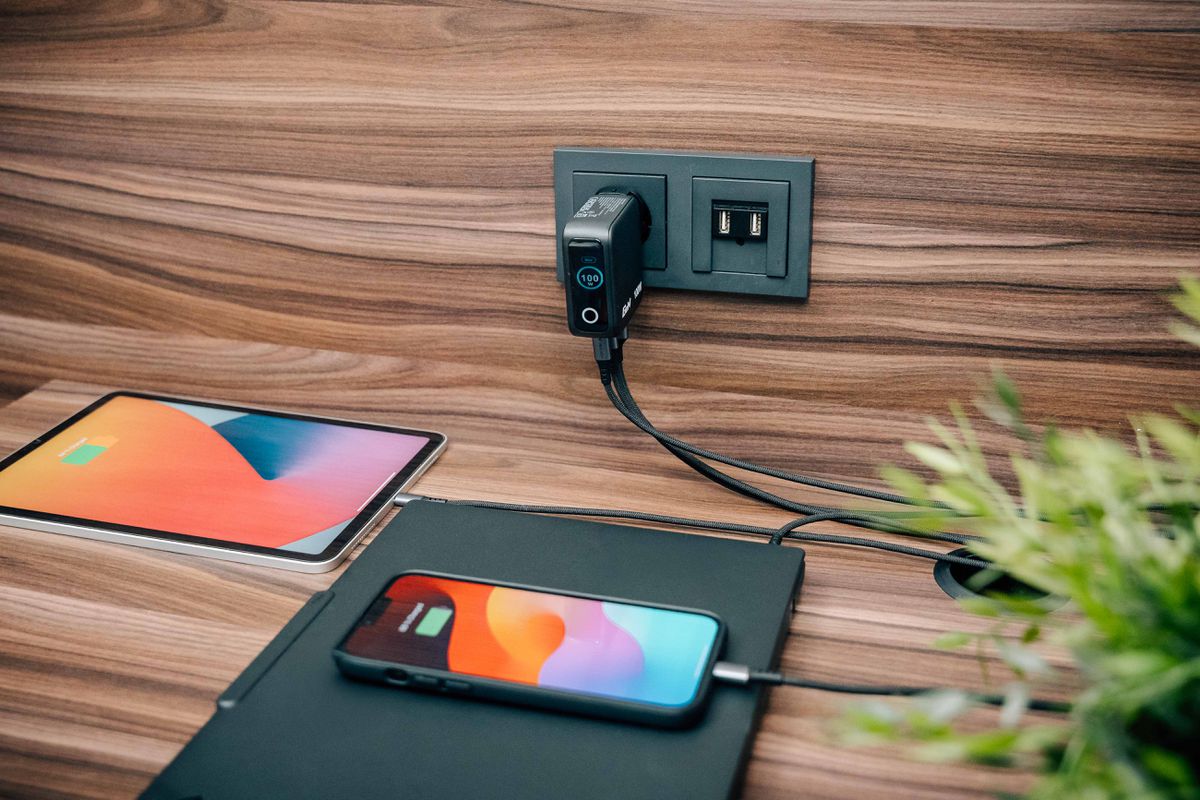 Verbatim Mini GaN Charger 100W Display