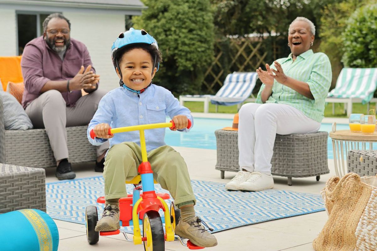 Canon EOS R100 + RF-S 18-45mm IS STM