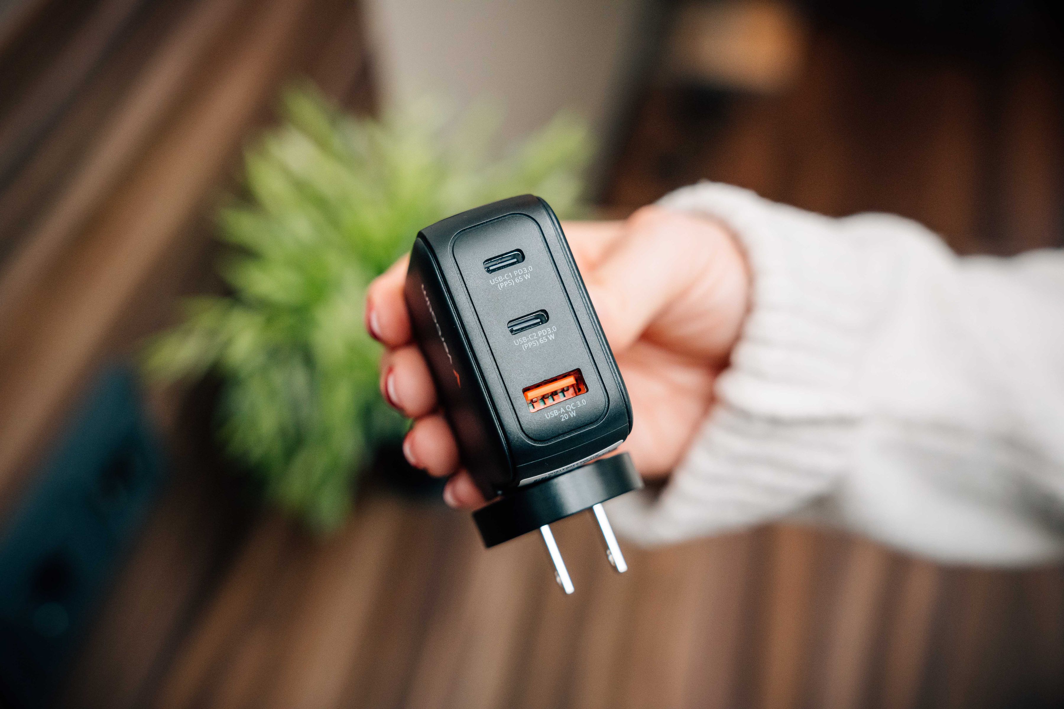 Verbatim Mini GaN Charger 65W Display