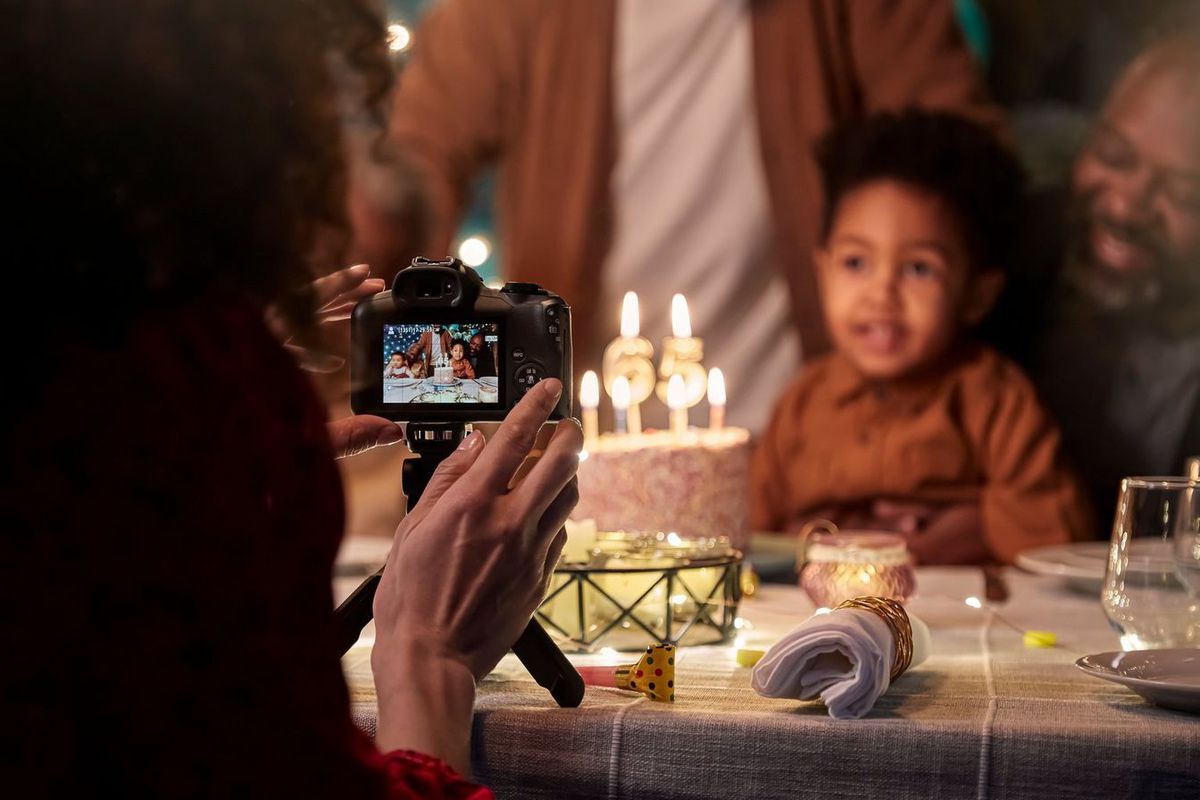 Canon EOS R100 + RF-S 18-45mm IS STM