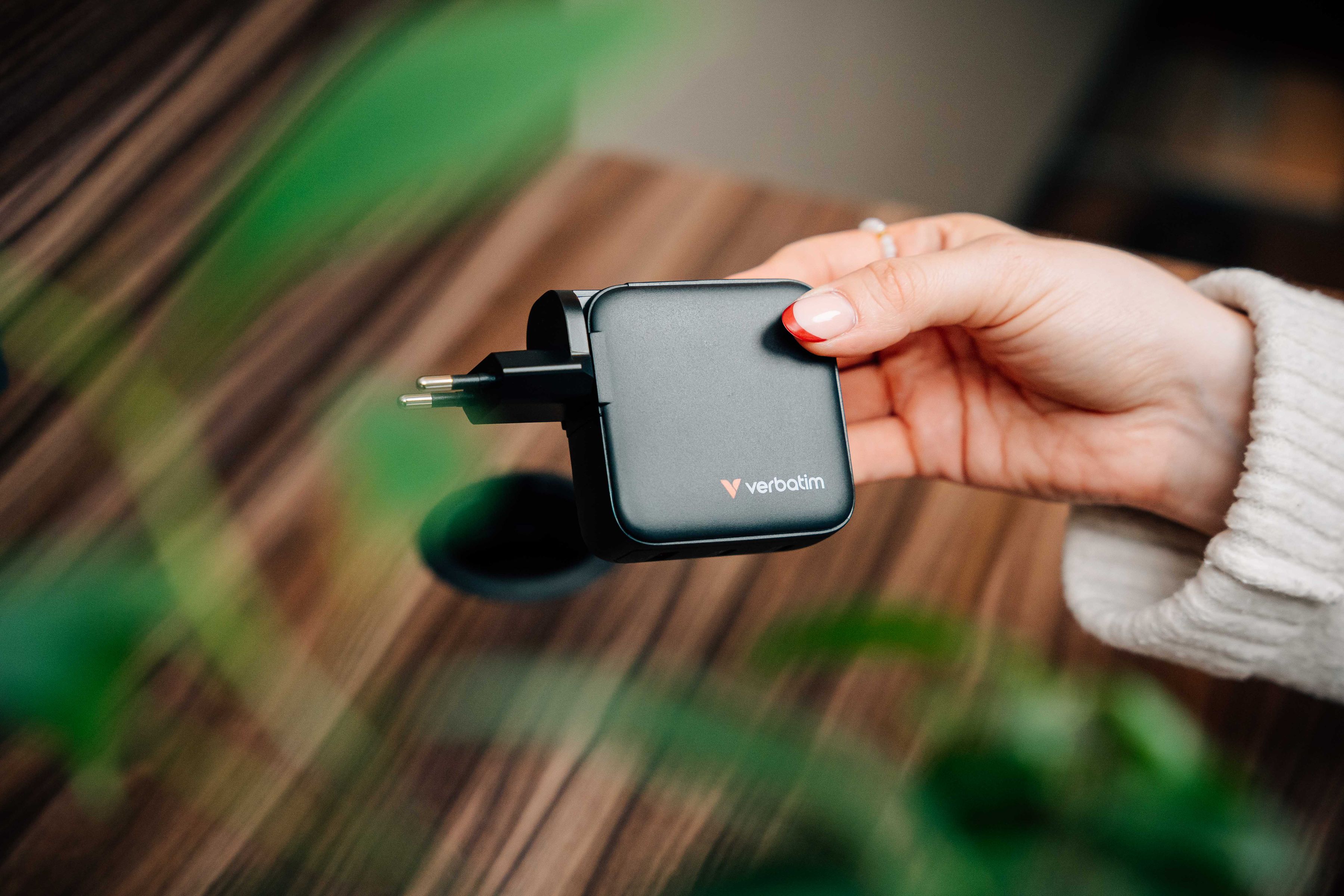 Verbatim Mini GaN Charger 100W Display