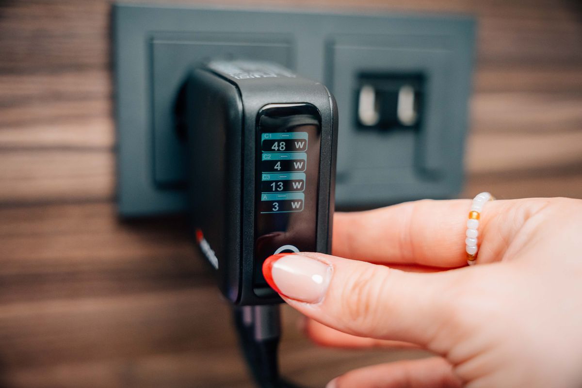 Verbatim Mini GaN Charger 140W Display