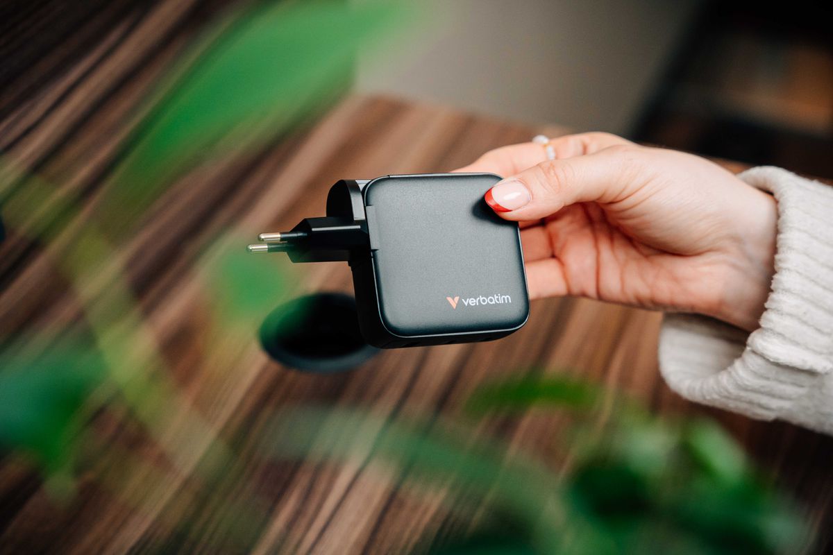 Verbatim Mini GaN Charger 100W Display